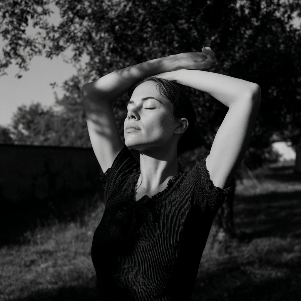 Fiatal magyar nő jóga mat-en kültéri gyakorlat közben mosolyogva